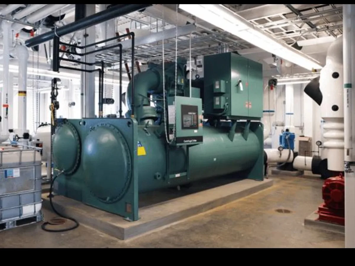 Turbokältemaschine in einer Technikzentrale, angeschlossen an isolierte Rohrleitungen